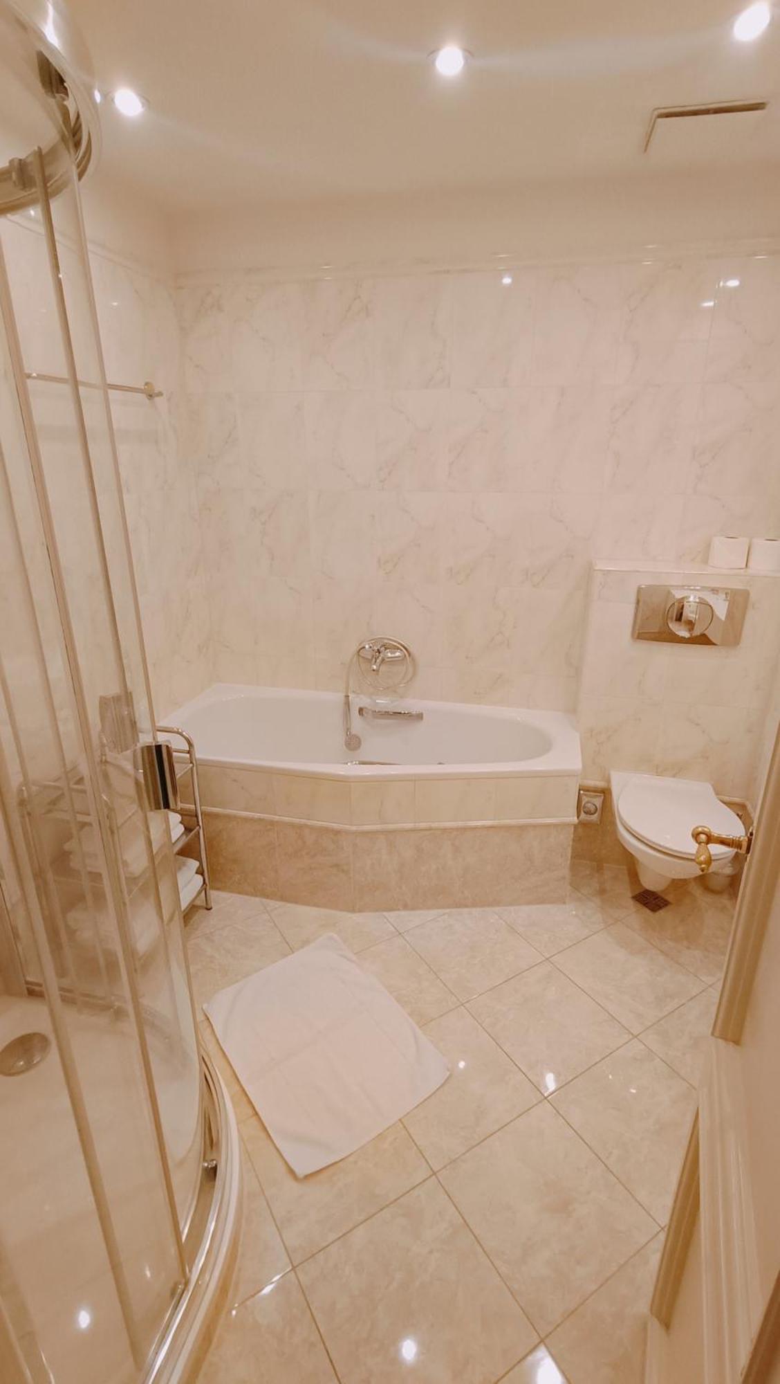 קרלובי וארי Hotel Embassy מראה חיצוני תמונה