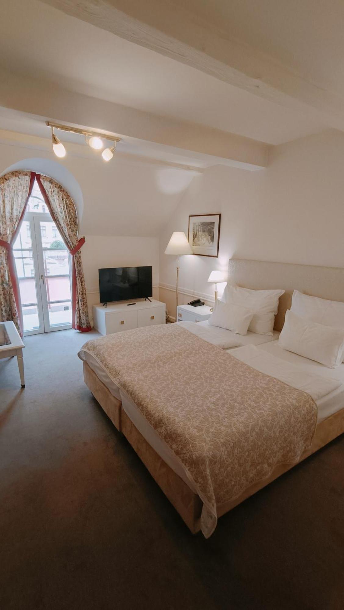 קרלובי וארי Hotel Embassy מראה חיצוני תמונה