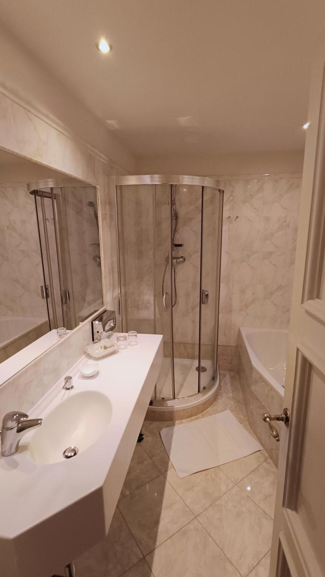 קרלובי וארי Hotel Embassy מראה חיצוני תמונה