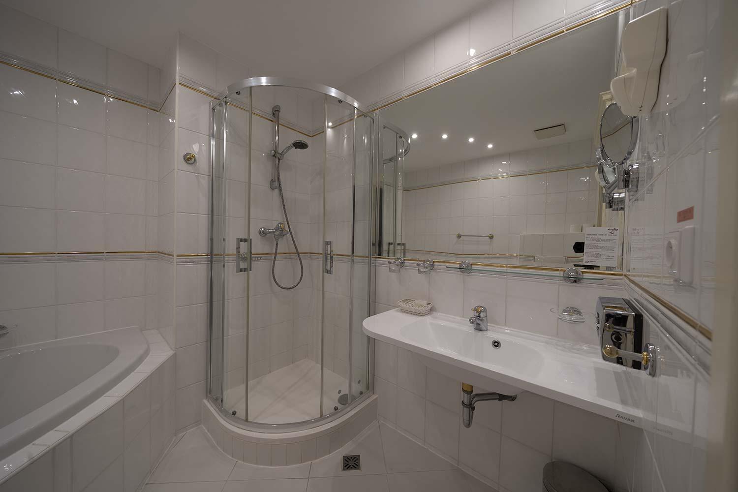 קרלובי וארי Hotel Embassy מראה חיצוני תמונה