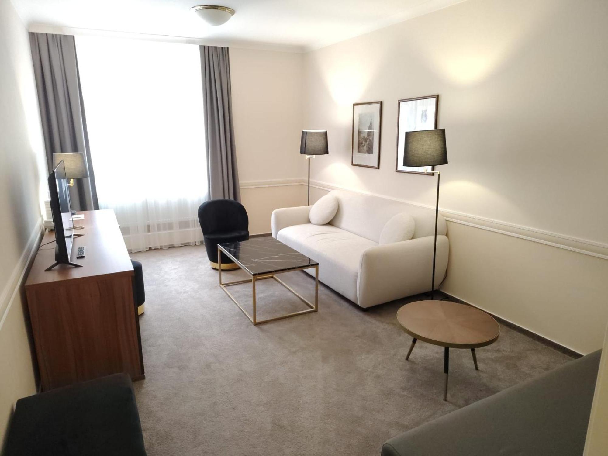 קרלובי וארי Hotel Embassy מראה חיצוני תמונה