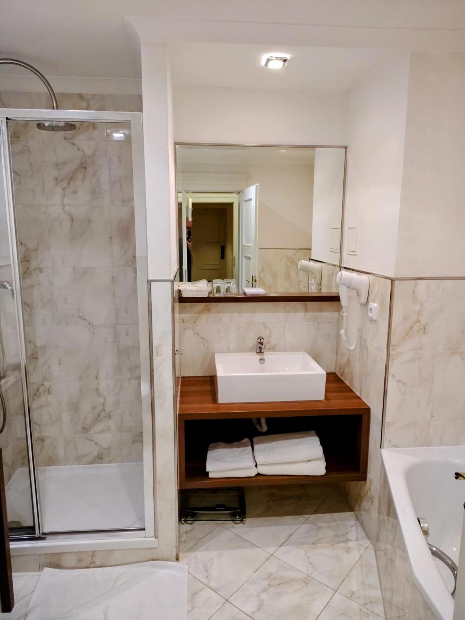 קרלובי וארי Hotel Embassy מראה חיצוני תמונה