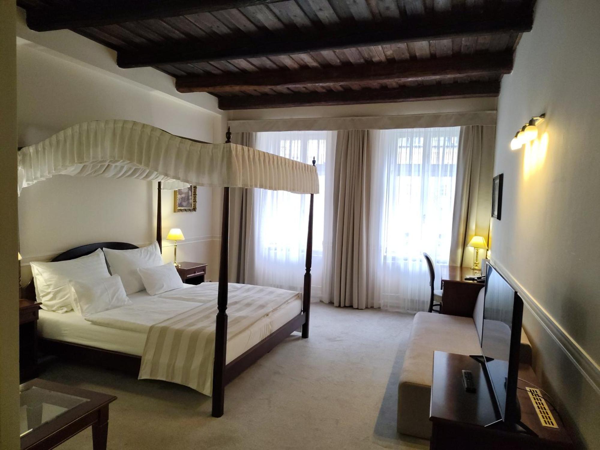 קרלובי וארי Hotel Embassy מראה חיצוני תמונה