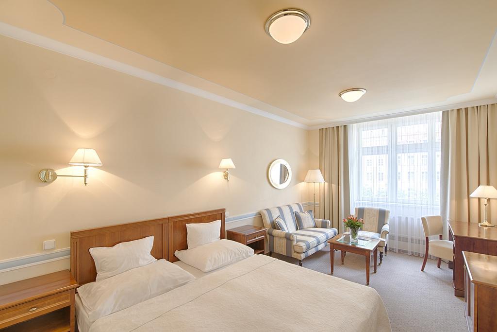 קרלובי וארי Hotel Embassy מראה חיצוני תמונה