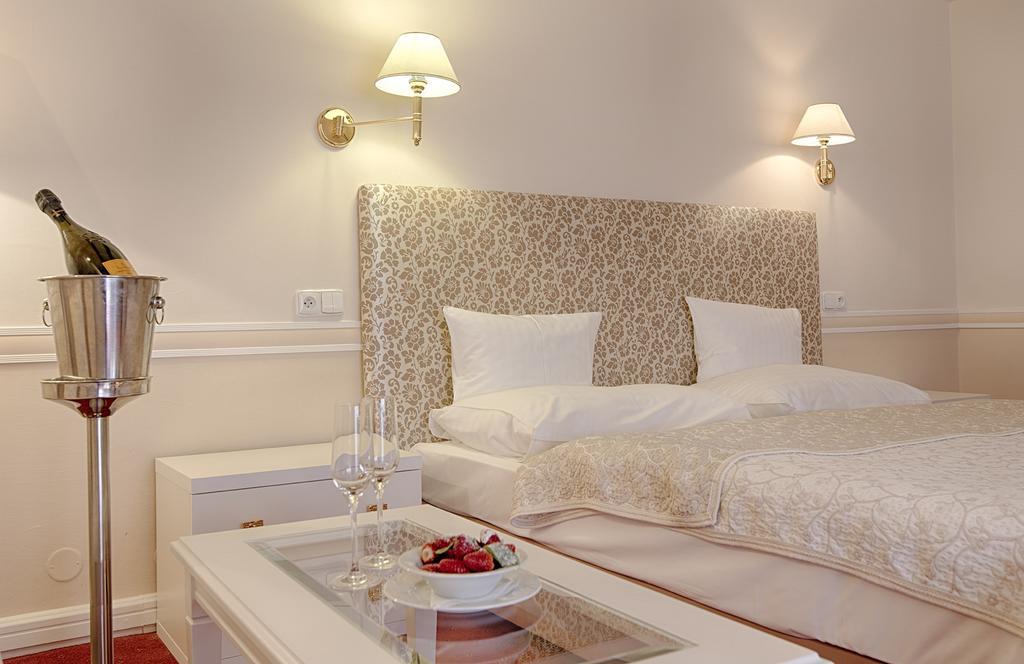 קרלובי וארי Hotel Embassy מראה חיצוני תמונה