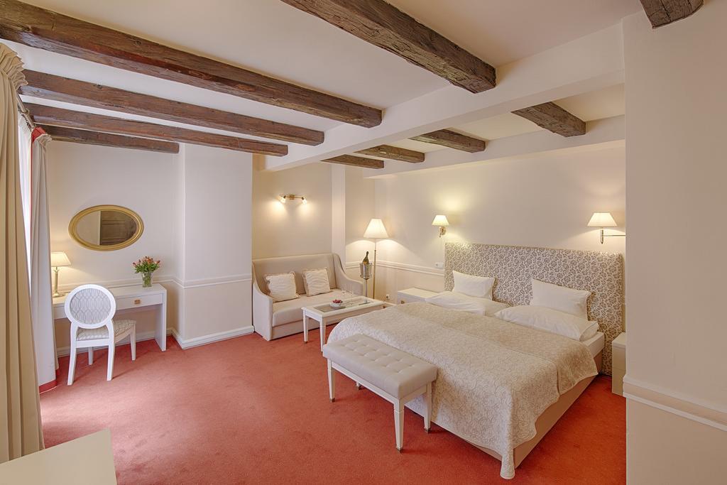 קרלובי וארי Hotel Embassy מראה חיצוני תמונה