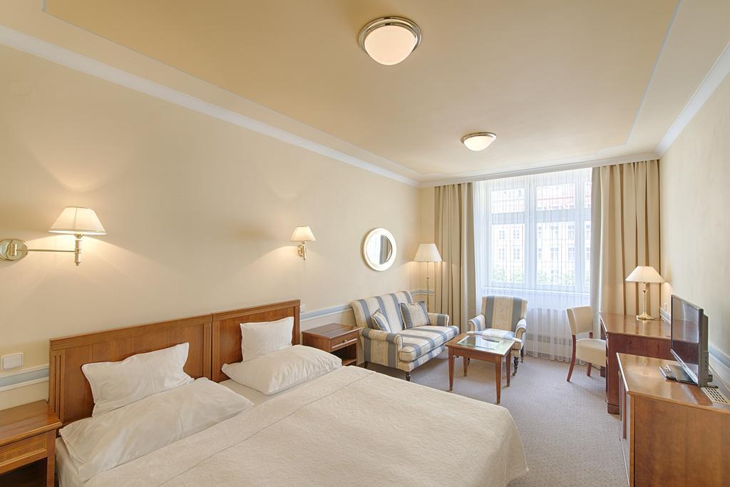 קרלובי וארי Hotel Embassy מראה חיצוני תמונה