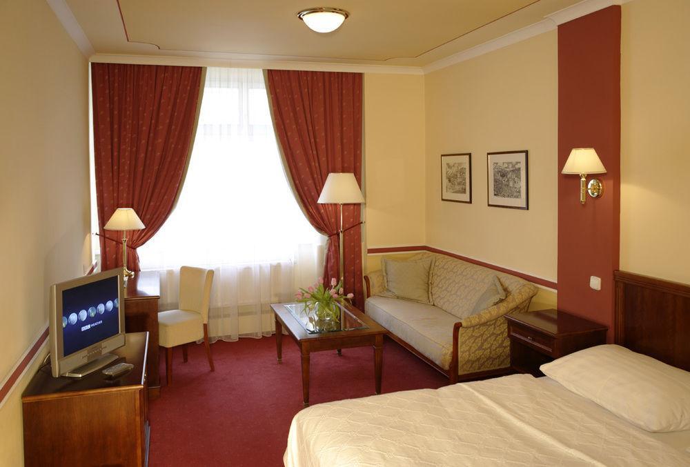 קרלובי וארי Hotel Embassy מראה חיצוני תמונה