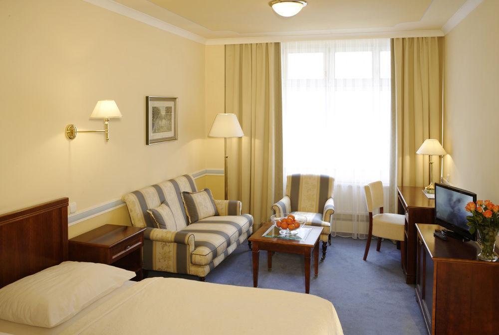 קרלובי וארי Hotel Embassy מראה חיצוני תמונה