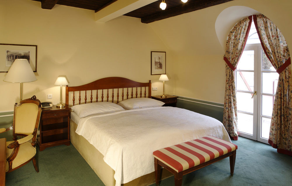 קרלובי וארי Hotel Embassy מראה חיצוני תמונה