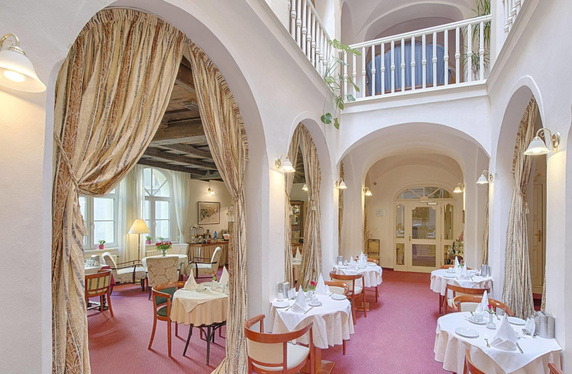 קרלובי וארי Hotel Embassy מראה חיצוני תמונה