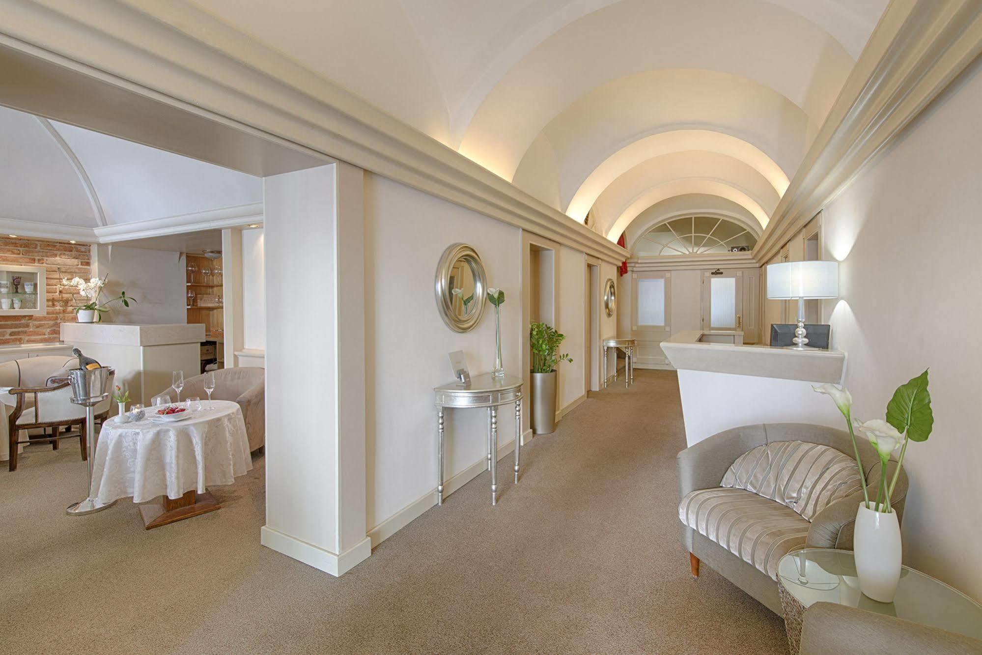קרלובי וארי Hotel Embassy מראה חיצוני תמונה