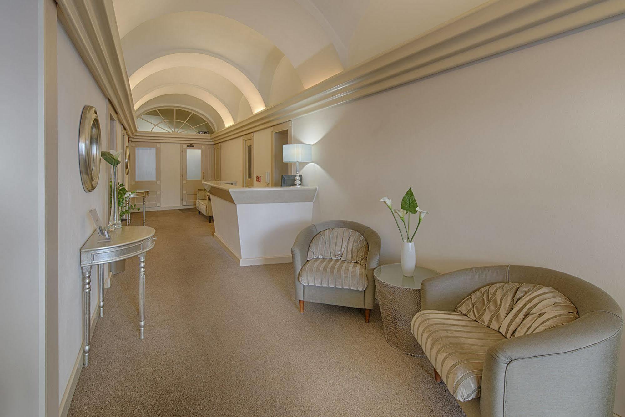 קרלובי וארי Hotel Embassy מראה חיצוני תמונה