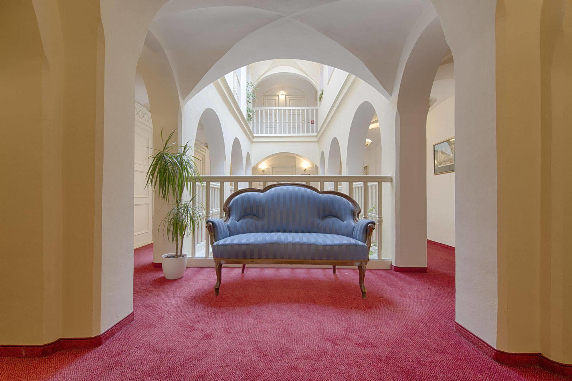 קרלובי וארי Hotel Embassy מראה חיצוני תמונה